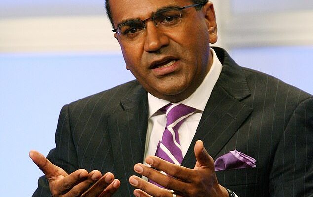 Martin Bashir (en la foto) muestra extractos bancarios falsos al hermano de Diana, Earl Spencer, para tener acceso a ella en 1995 (foto de archivo)