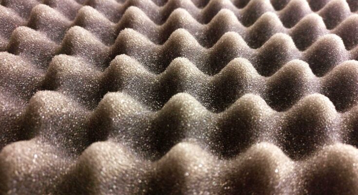 Así adquiere su aspecto oscuro y áspero el silicio negro, un material precioso utilizado en las células solares