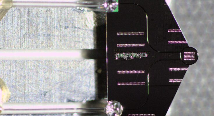 Uso de 'solitones de Kerr' para aumentar la potencia de los microscopios electrónicos de transmisión