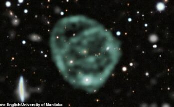 Es posible que los astrónomos hayan resuelto el misterio de larga data de los círculos gigantes de ondas de radio que parecen nebulosos a medida que se desplazan por el espacio profundo.