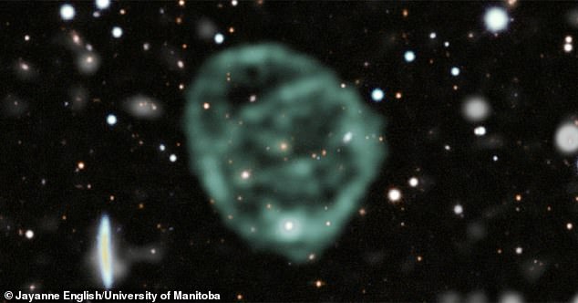 Es posible que los astrónomos hayan resuelto el misterio de larga data de los círculos gigantes de ondas de radio que parecen nebulosos a medida que se desplazan por el espacio profundo.