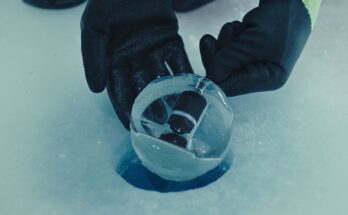 Los ingenieros filmaron un partido de hockey sobre hielo desde debajo del hielo y en una ocasión registraron un ángulo "imposible".