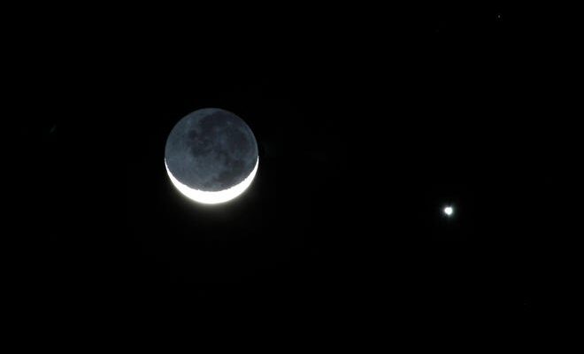 Venus es visible inmediatamente a la derecha de la delgada luna creciente después del atardecer desde Tucson, Arizona, el 27 de febrero de 2009.  Aunque la aparente proximidad no es algo raro, resultó en una vista especialmente dramática porque Venus es más brillante cuando se ve desde la Tierra: 20 veces más brillante que la estrella más brillante del cielo.