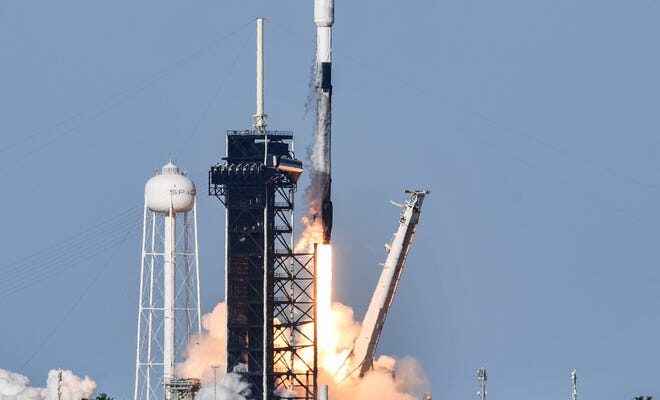 Un cohete SpaceX Falcon 9 se lanzará desde el Centro Espacial Kennedy, Florida, el sábado 30 de marzo de 2024.  El cohete lleva el satélite de comunicaciones Eutelsat 36D para comunicaciones Eutelsat.  Craig Bailey/Florida Today a través de USA TODAY Network