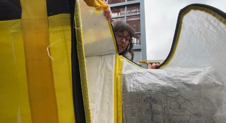 Los trabajadores de la ciudad de Oakland inspeccionan los botes de basura para luchar contra el cambio climático.  Aquí se explica cómo clasificar la basura correctamente