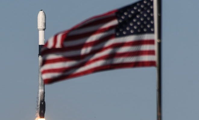 Un cohete SpaceX Falcon 9 se lanzará desde el Centro Espacial Kennedy, Florida, el sábado 30 de marzo de 2024.  El cohete lleva el satélite de comunicaciones Eutelsat 36D para comunicaciones Eutelsat.  Craig Bailey/Florida Today a través de USA TODAY Network