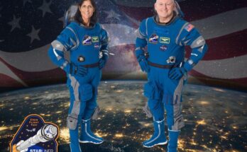 Sunita Williams y Barry Wilmore posan para un retrato de la tripulación Starliner CFT.
