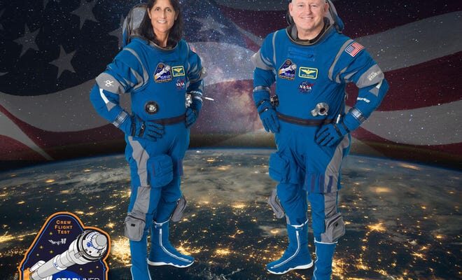 Sunita Williams y Barry Wilmore posan para un retrato de la tripulación Starliner CFT.