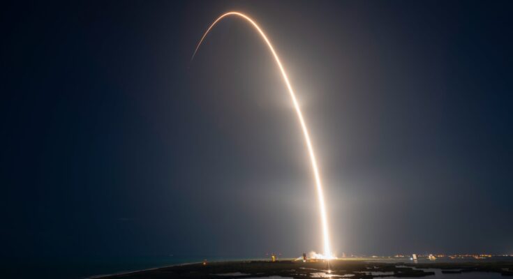 SpaceX lanza 23 satélites Starlink en medio de una gran tormenta solar