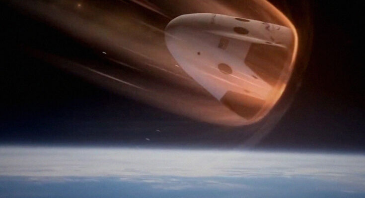 Un trozo gigante de basura espacial se estrella en una granja canadiense, quien pretende venderlo y gastar el dinero en una pista de hockey.