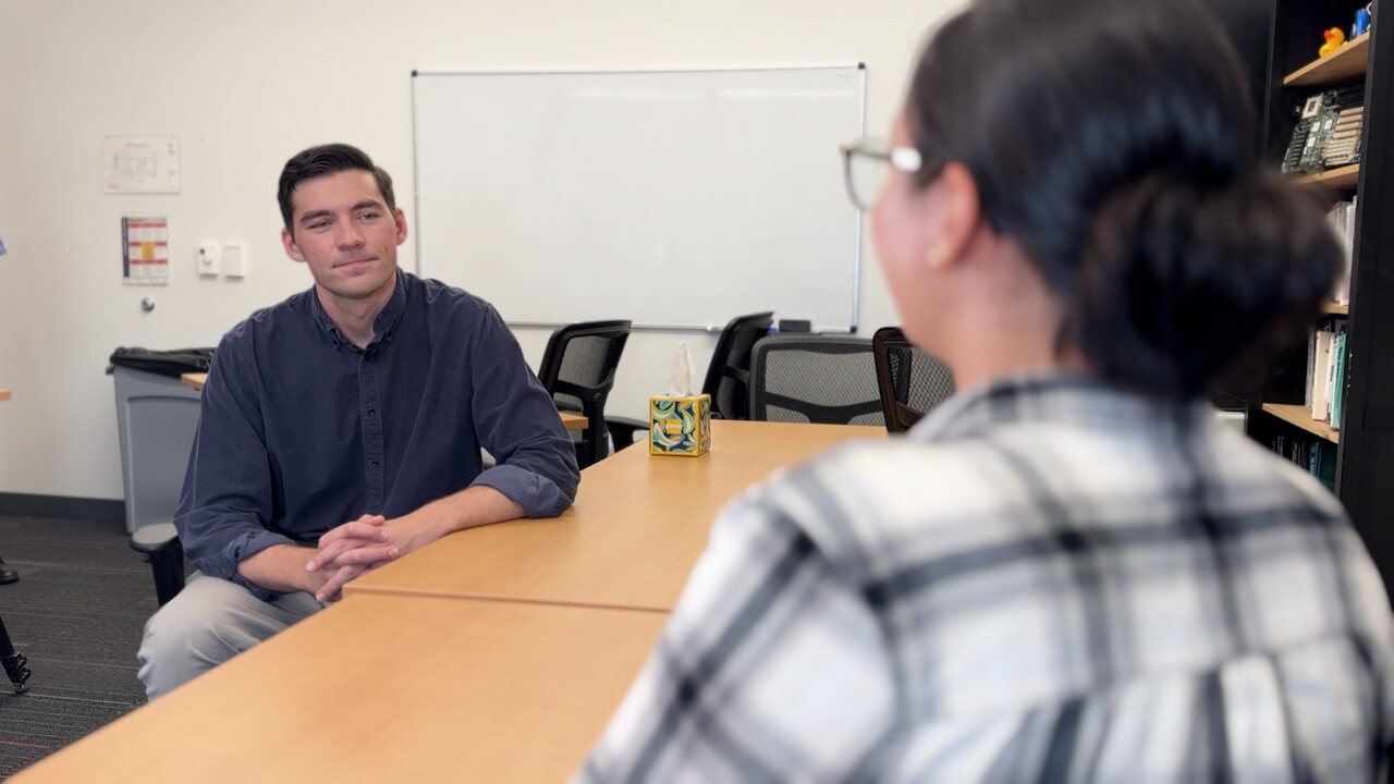 Ryan Fish MSU Denver de Denver 7 se encuentra con estudiantes de informática.