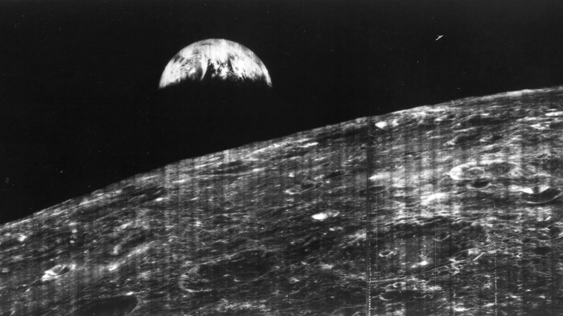Una imagen en blanco y negro del grano de la tierra que se eleva de la luna