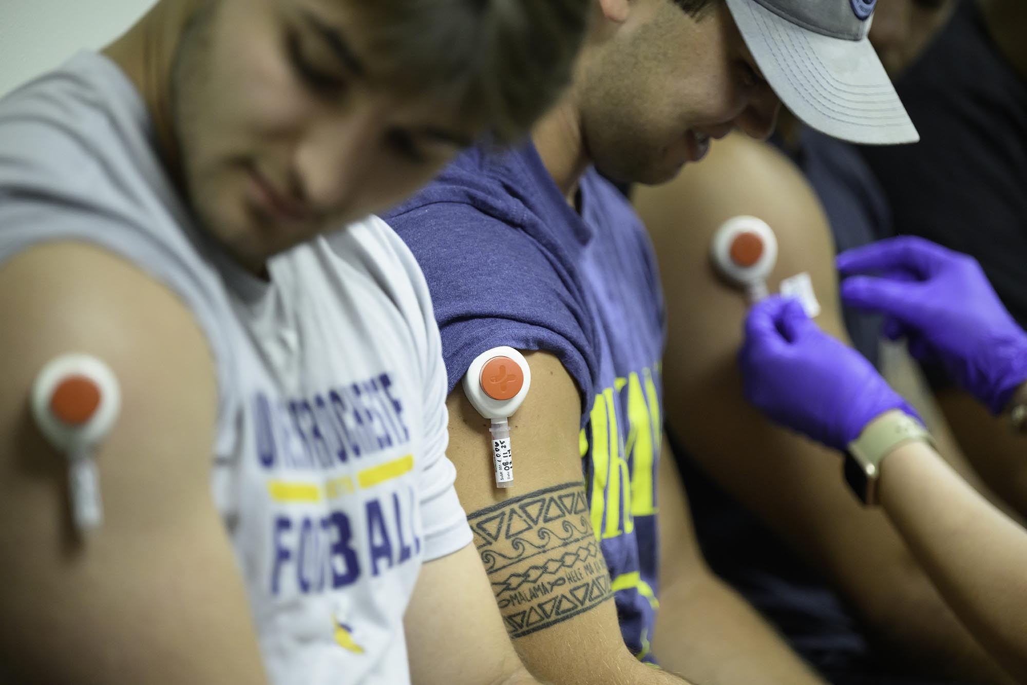 Los sensores están unidos al cierre de los jugadores de fútbol en la Universidad de Rochester en Gym Gear.