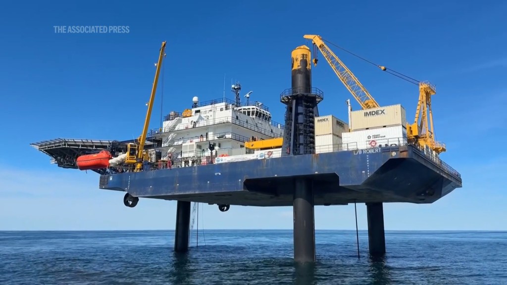 Los científicos que buscan un Cape Cod de agua dulce en el barco de investigación.