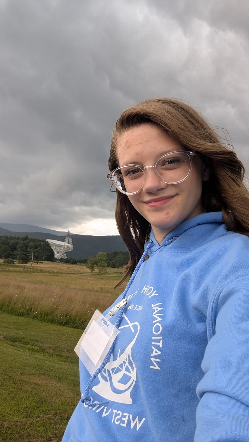 El 28 de julio de 2025, la selfie Elli Kinghorn se rompe cuando estaba en el Campamento Nacional de Ciencias Juveniles en el Bosque Nacional de Monongaela, Virginia Occidental.