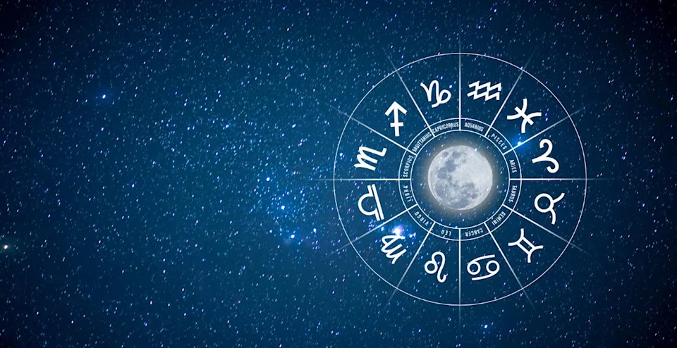     Una tabla circular con 12 signos de zodiaco en blanco es contrario al fondo del cielo nocturno lleno de estrellas. 