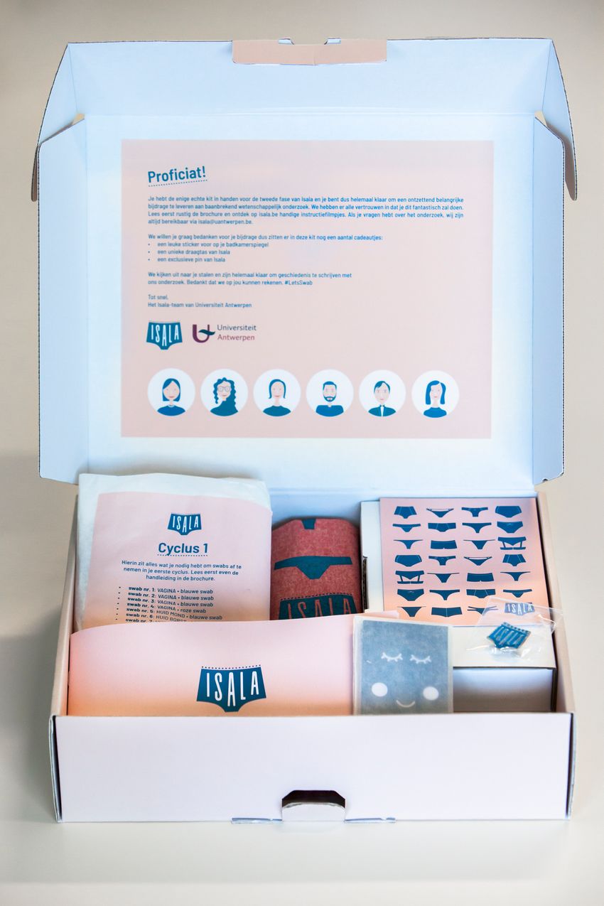 Una caja de azul pastel y rosa con diferentes golosinas y bocetos