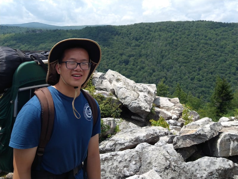 Benjamin Chiu se detiene para una foto mientras camina en el Bosque Nacional de Monongaela en Virginia Occidental en el Campamento Nacional de Ciencias Juveniles el 12 de julio de 2025.