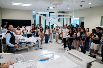 Los estudiantes de enfermería están explorando la sala de operaciones en Pepperdine's Health Science College