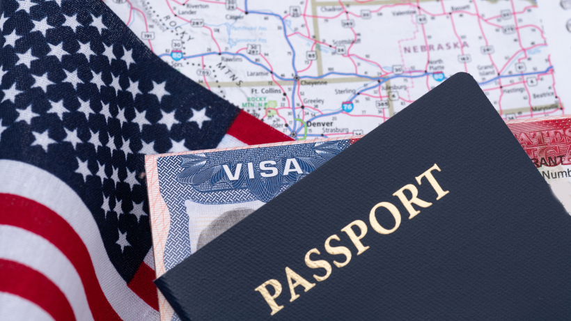Pasaporte estadounidense y tarjeta de visa.