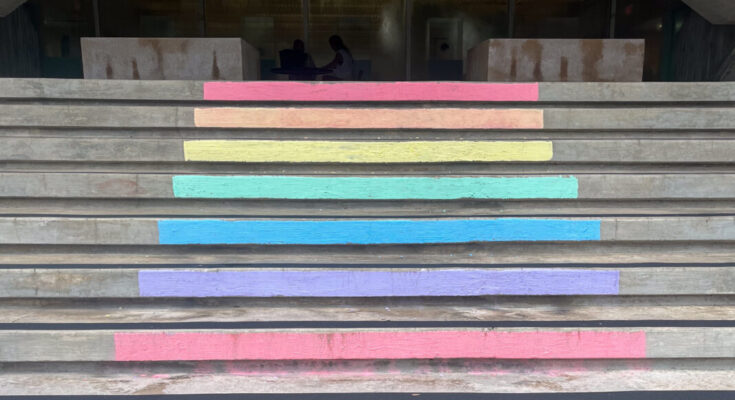 Rainbow Chak Art está marcado en las escaleras en el edificio de la ciencia de Cox de UM