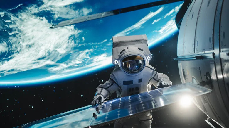 El astronauta está trabajando en el espacio