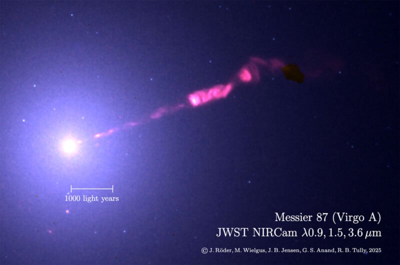 Un punto brillante con un jet rosa largo y brillante en un fondo azul profundo se expande en el espacio. Las etiquetas de texto identifican escalas y detalles: 