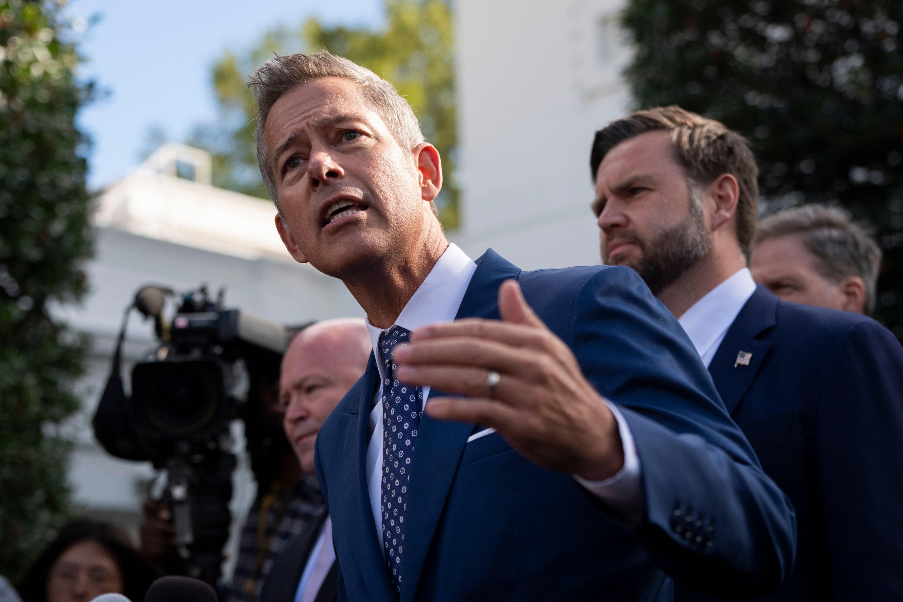 El secretario de Transporte de Estados Unidos, Sean Duffy, habla en una conferencia de prensa.