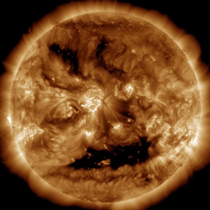 El SDO de la NASA capturó esta cara de pookie en el Sol con ojos y una sonrisa el 28 de octubre. Crédito: NASA/SDO