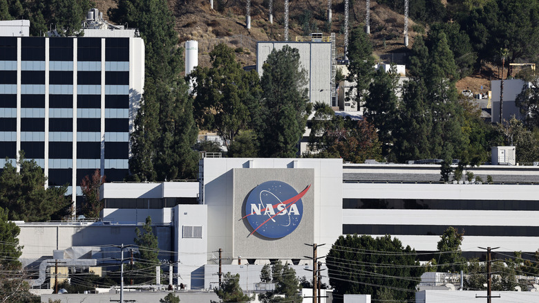 Logotipo de la NASA exhibido en JPL en Pasadena, CA