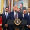 El presidente Trump habla en la Oficina Oval de la Casa Blanca el martes. Trump anunció que el Comando Espacial de Estados Unidos trasladará su sede de Colorado a Alabama.
