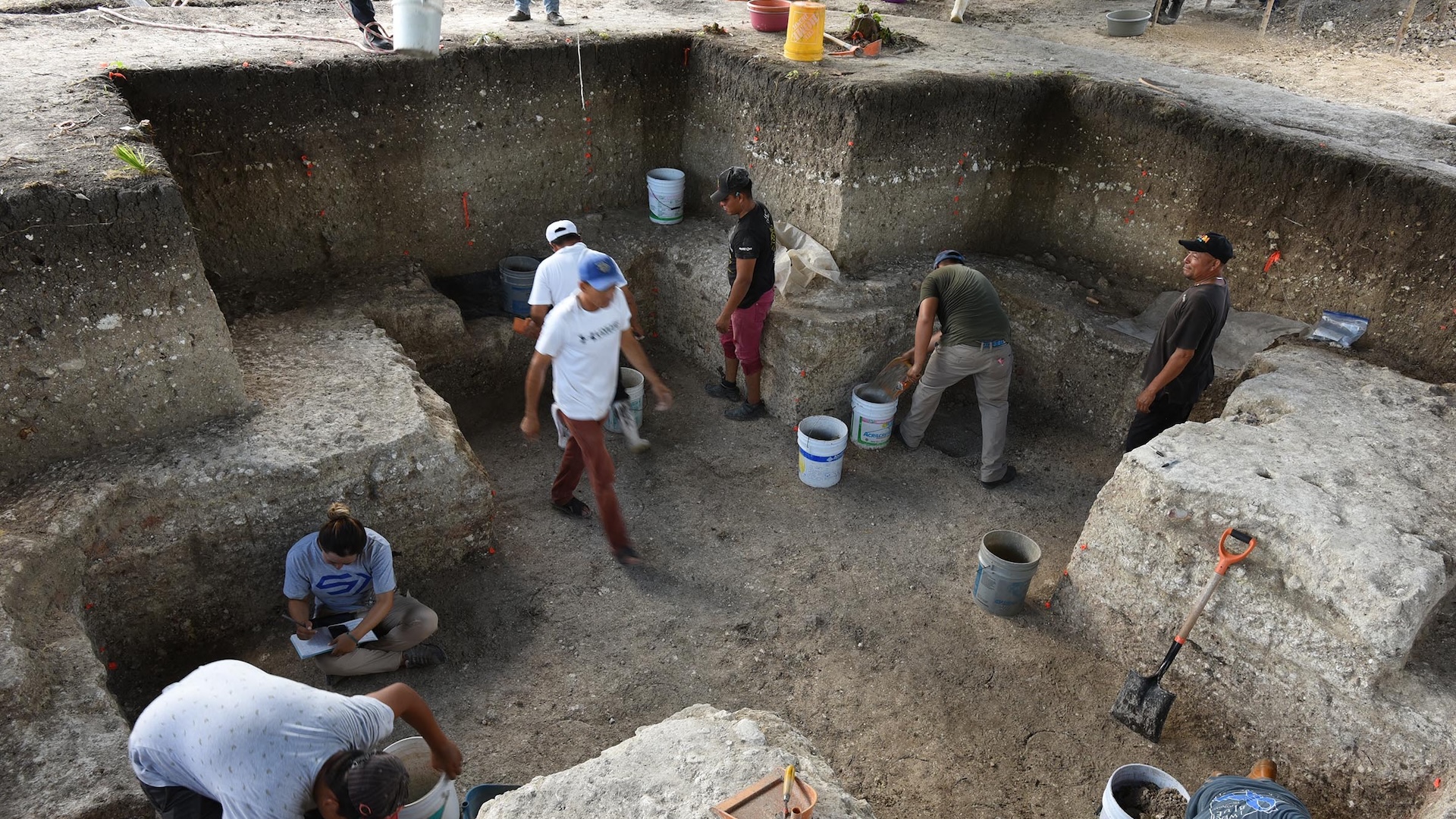 Un grupo de arqueólogos excava una cámara en forma de cruz