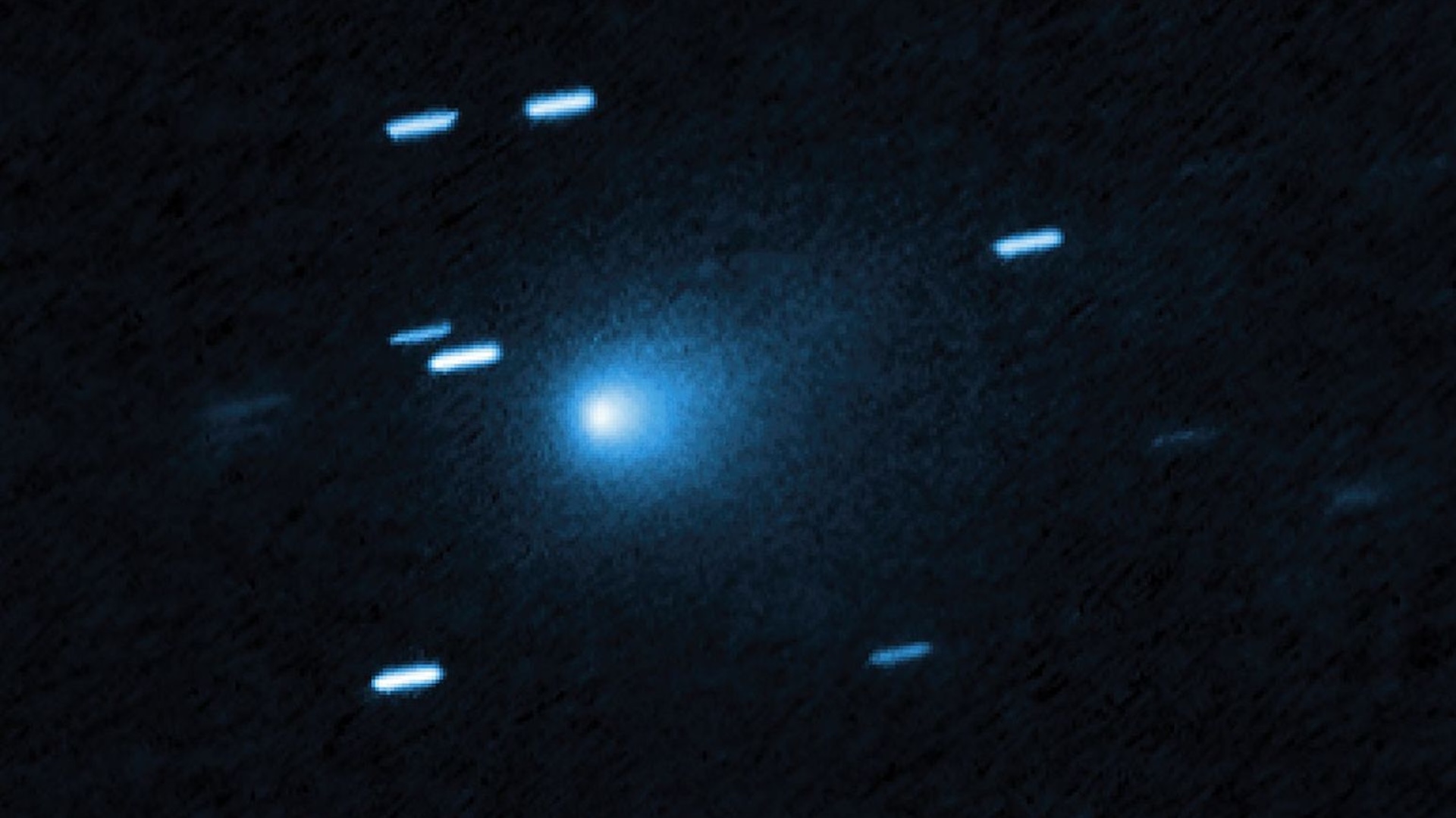Imagen borrosa de un cometa azul en el espacio