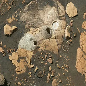 La NASA está explorando opciones para devolver muestras de rocas marcianas a la Tierra. Esta imagen muestra un afloramiento rocoso llamado Wildcat Ridge, donde el rover Perseverance de la NASA extrajo dos núcleos de roca y erosionó un parche circular para investigar la composición de la roca. Crédito: NASA/JPL-Caltech/ASU/MSSS