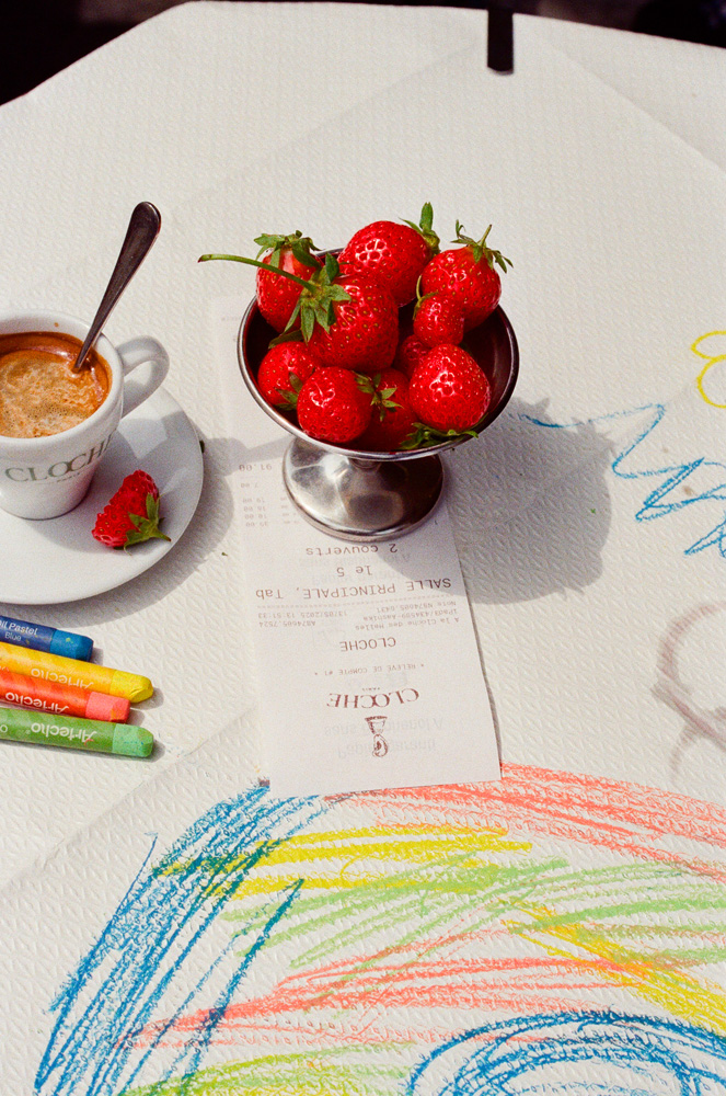Fresas y café en Brasserie Cloche en Les Halles, París.