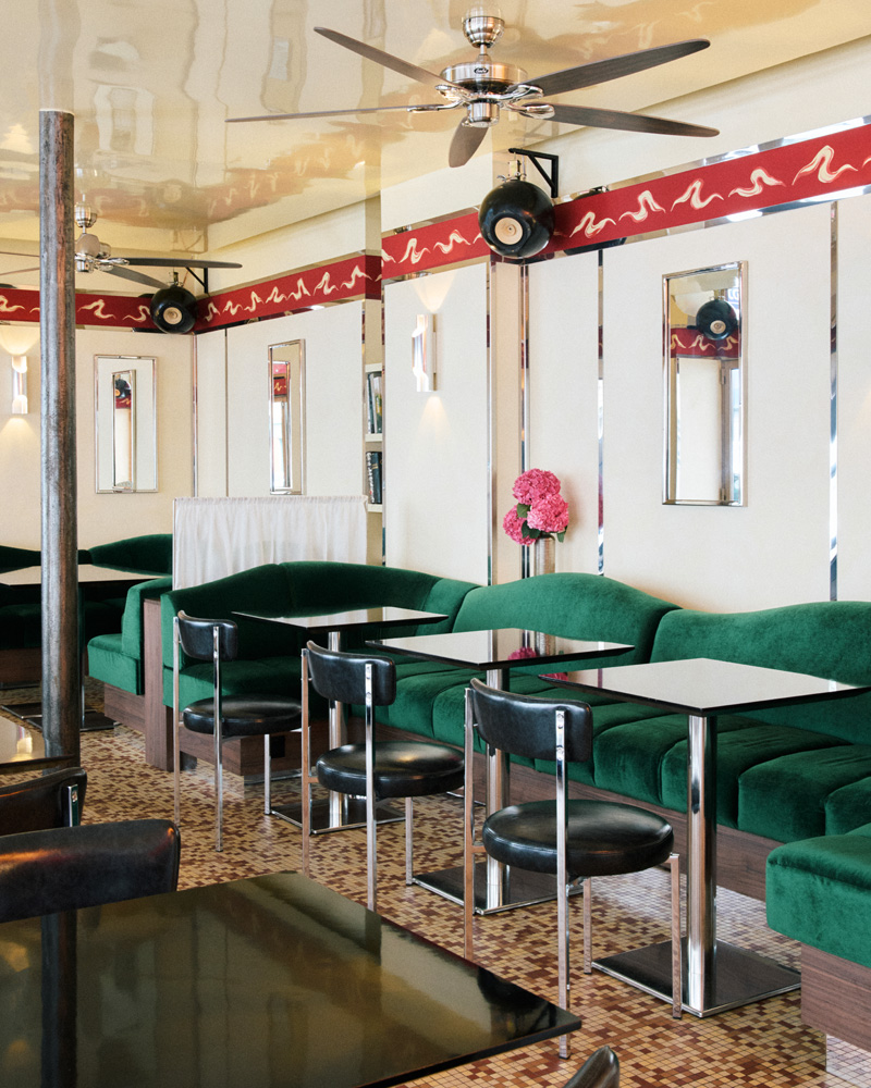 Dentro del restaurante Le Cornichon en Goncourt, París.