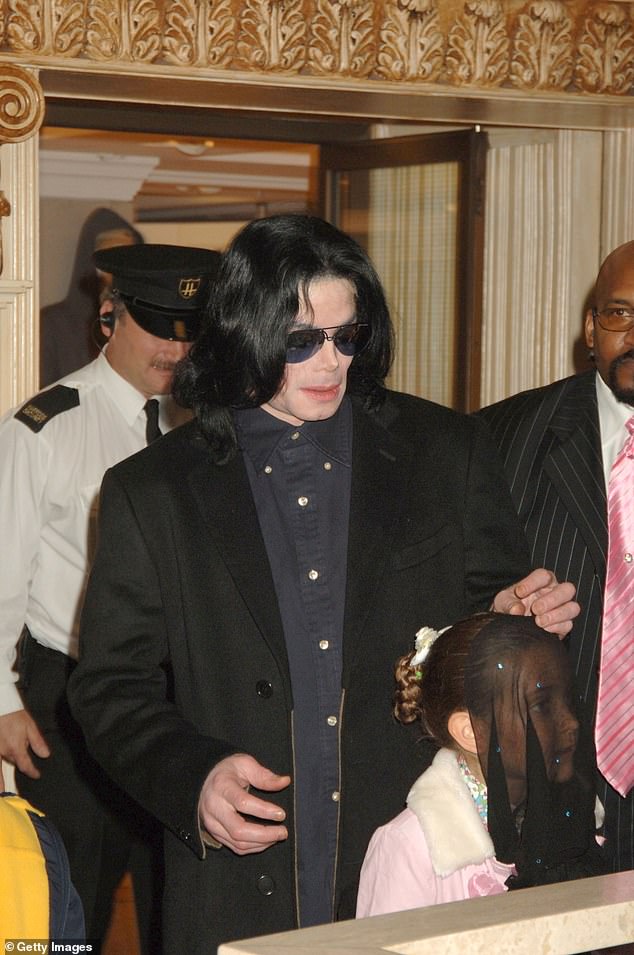 Paris arremetió contra el albacea John Branca por sus vínculos con la película biográfica sobre su padre y con los albaceas y abogados del patrimonio; Jackson fotografiado con Paris en Londres en 2005