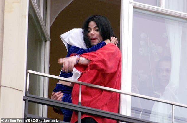 En lugar de simplemente otorgar la licencia de los derechos de la vida de Michael Jackson al estudio, Paris acusó a Branca de dar un paso arriesgado al hacer que el patrimonio financiara la producción de la película; Jackson fotografiado con Paris en Berlín en 2002