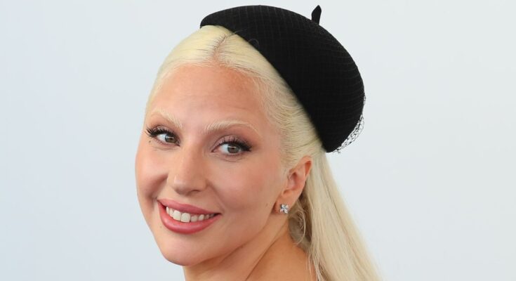 Lady Gaga debutó con cabello negro en París