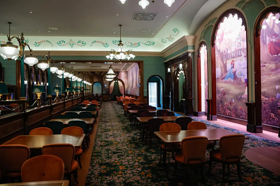 Esta foto muestra un restaurante dentro de Disney Adventure World (antiguo Walt Disney Studios) en Disneyland París en Marne-la-Valley, al este de París, el 24 de noviembre de 2025. Disney Adventure World abre el 29 de marzo de 2026. (Foto de GEOFFROY VAN DER HASSELT
