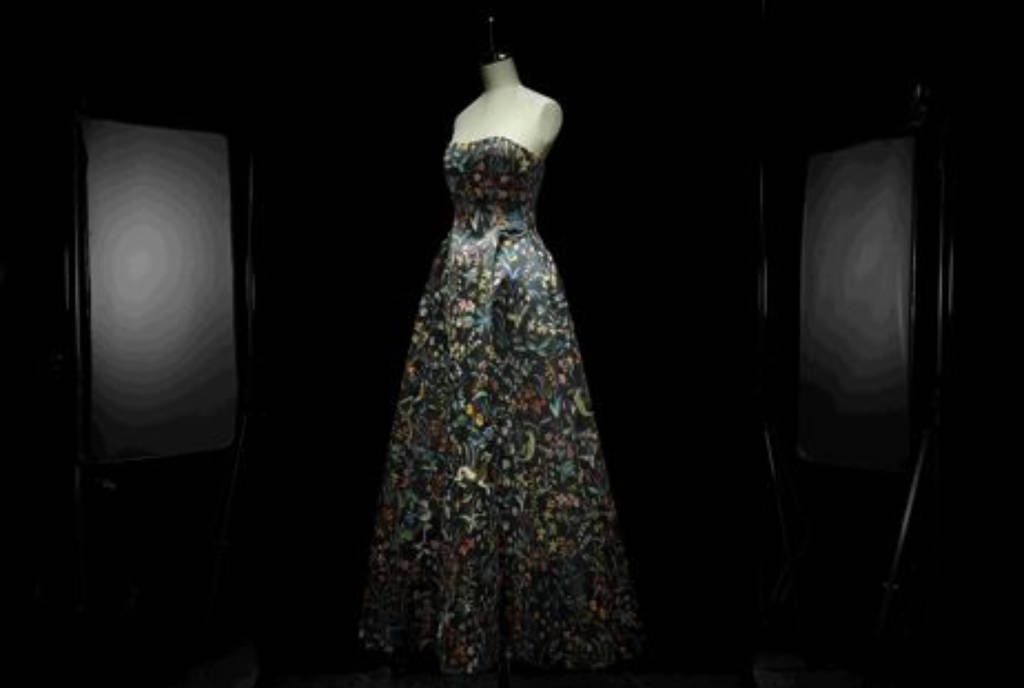 La imagen muestra a Maria Grazia Chiuri, vestido y collar, Alta Costura Otoño/Invierno 2018-19 de Christian Dior.