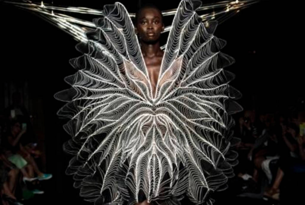 La imagen muestra a Iris Van Herpen, vestido Syntopia, Haute Model Sabah Koz.
