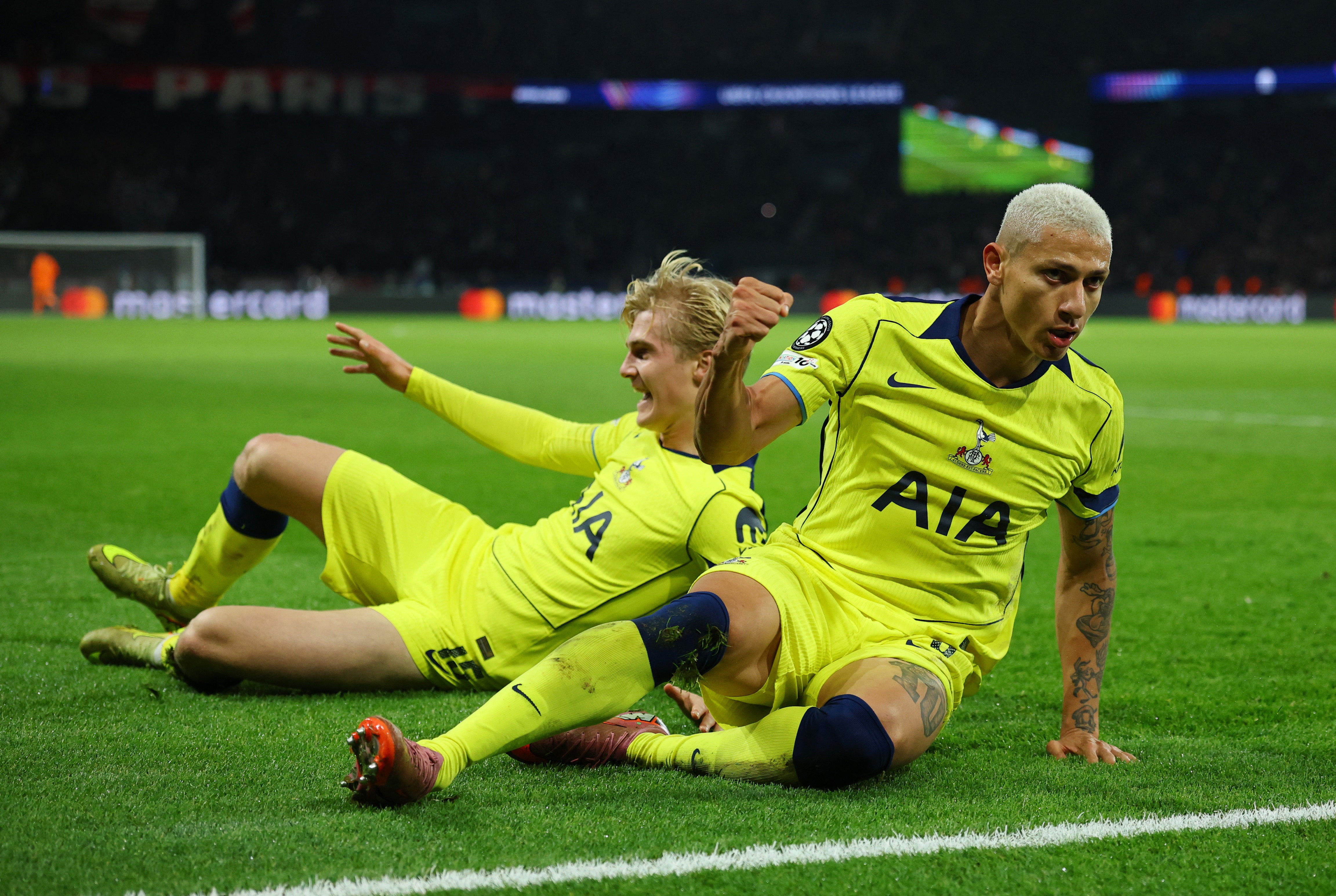 Richarlison abrió el marcador rematando un bonito gol colectivo