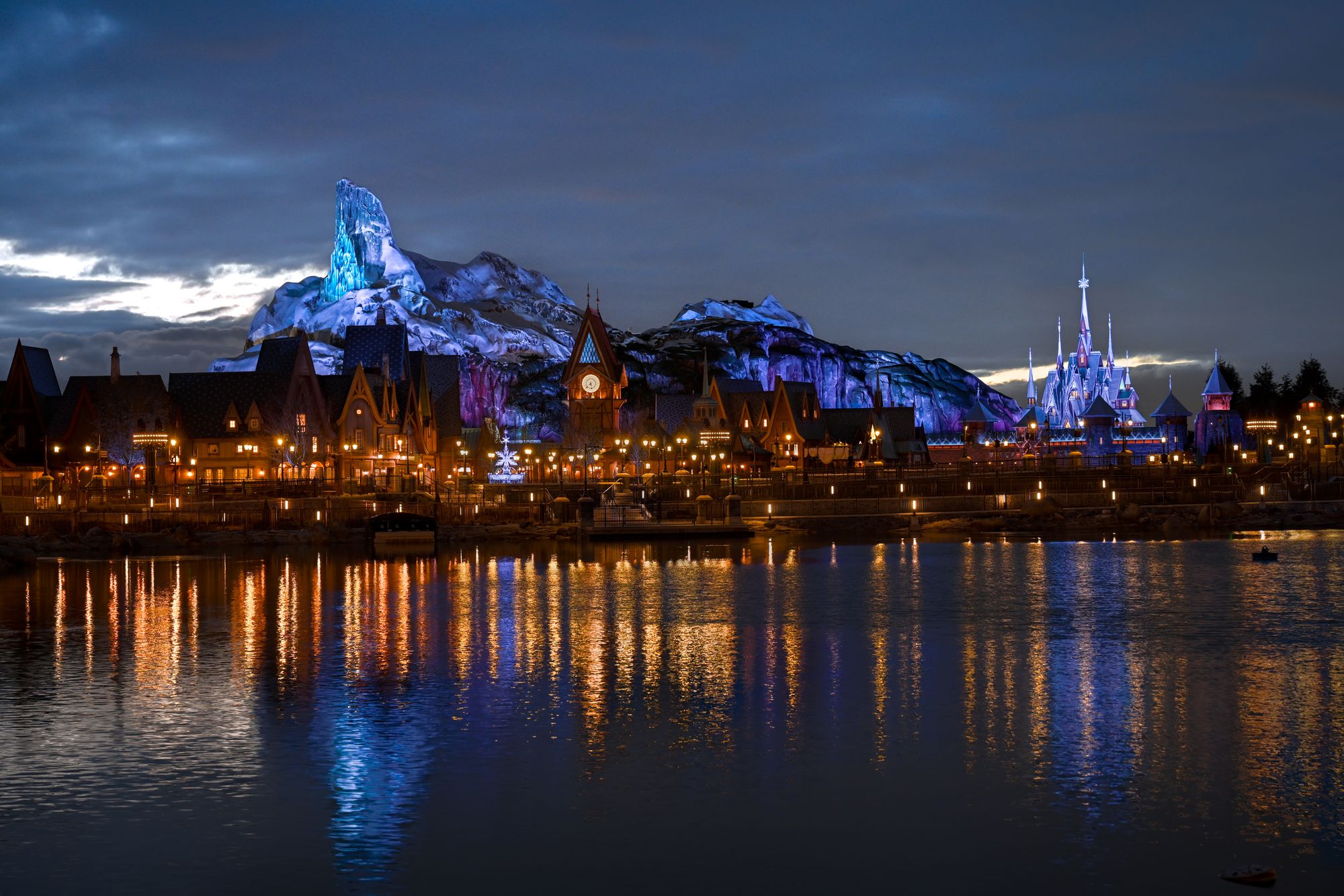 Esta imagen muestra el pueblo de Arendelle brillando bajo la Montaña Norte y el Palacio de Hielo de Elsas.