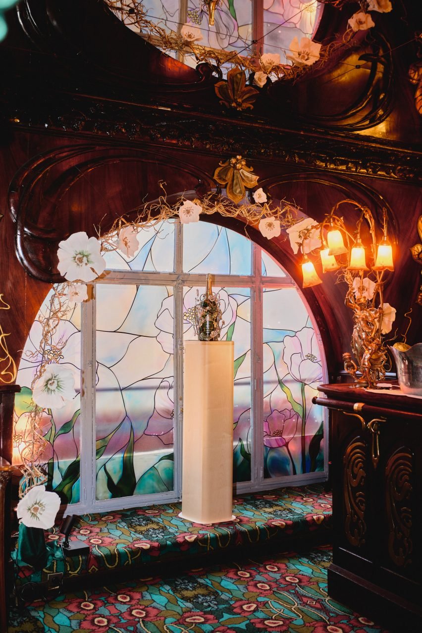 Instalación floral en Maxim's Paris