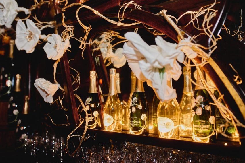 Instalación floral para Perrier-Jouët