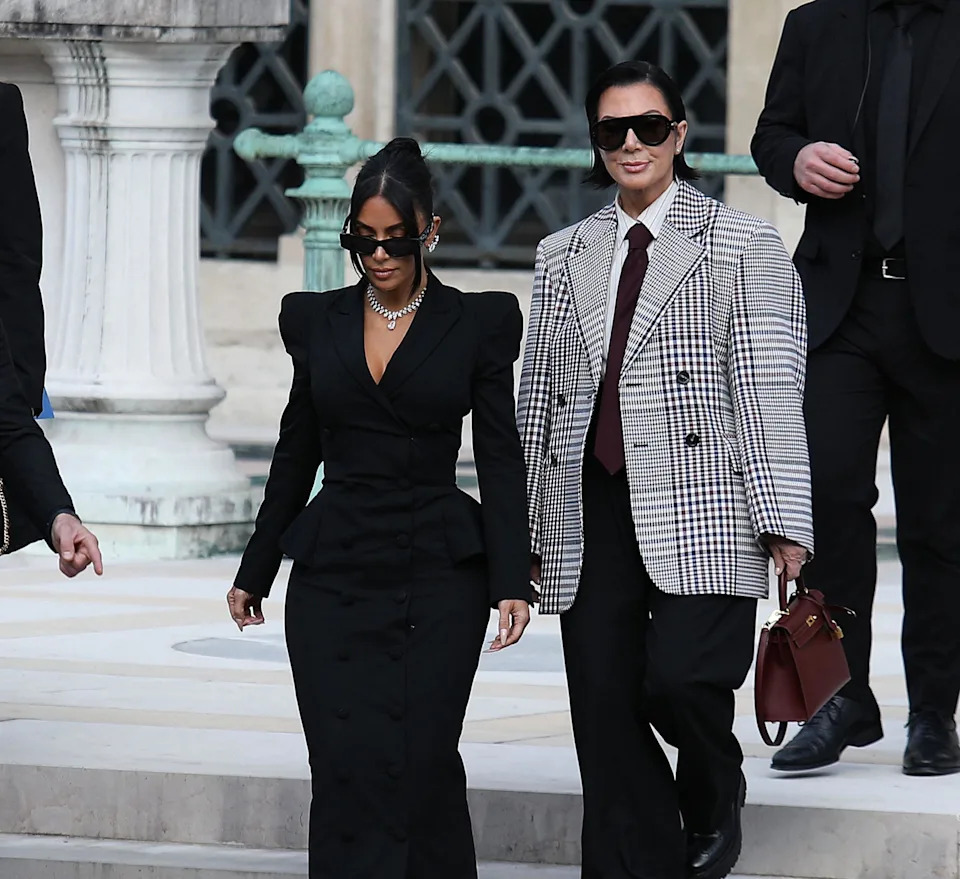 Kim Kardashian y su madre Kris Jenner abandonan un tribunal de París tras un juicio por robo en París