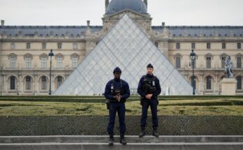 Se cree que el hombre arrestado es el cuarto miembro del equipo de atraco del Louvre, dice el fiscal de París
