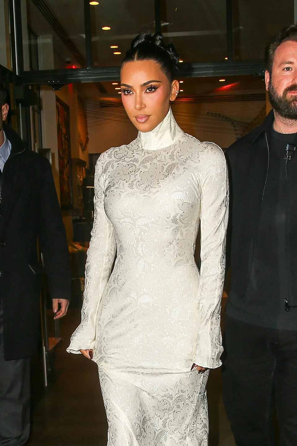 Kim Kardashian luce un vestido blanco al salir de su hotel en Nueva York el 28 de octubre de 2025.