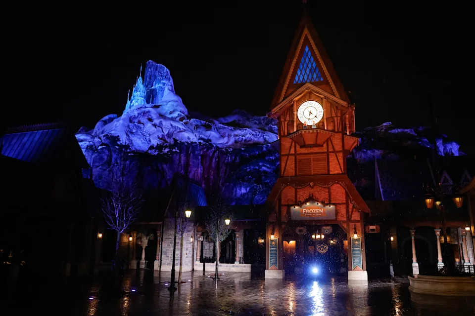 Esta fotografía muestra una vista del nuevo mundo Frozen dentro de Disney Adventure World (antiguo Walt Disney Studios) en Disneyland París en Marne-la-Valley, al este de París, el 24 de noviembre de 2025. Disney World of Adventure abre el 29 de marzo de 2026. (Imagen de GEOFTAN/AFROYSS